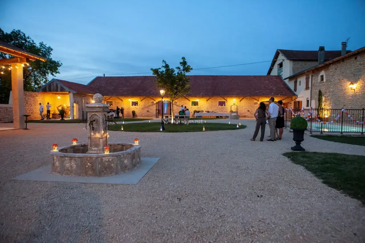 Domaine des Marais — la cour au crépuscule